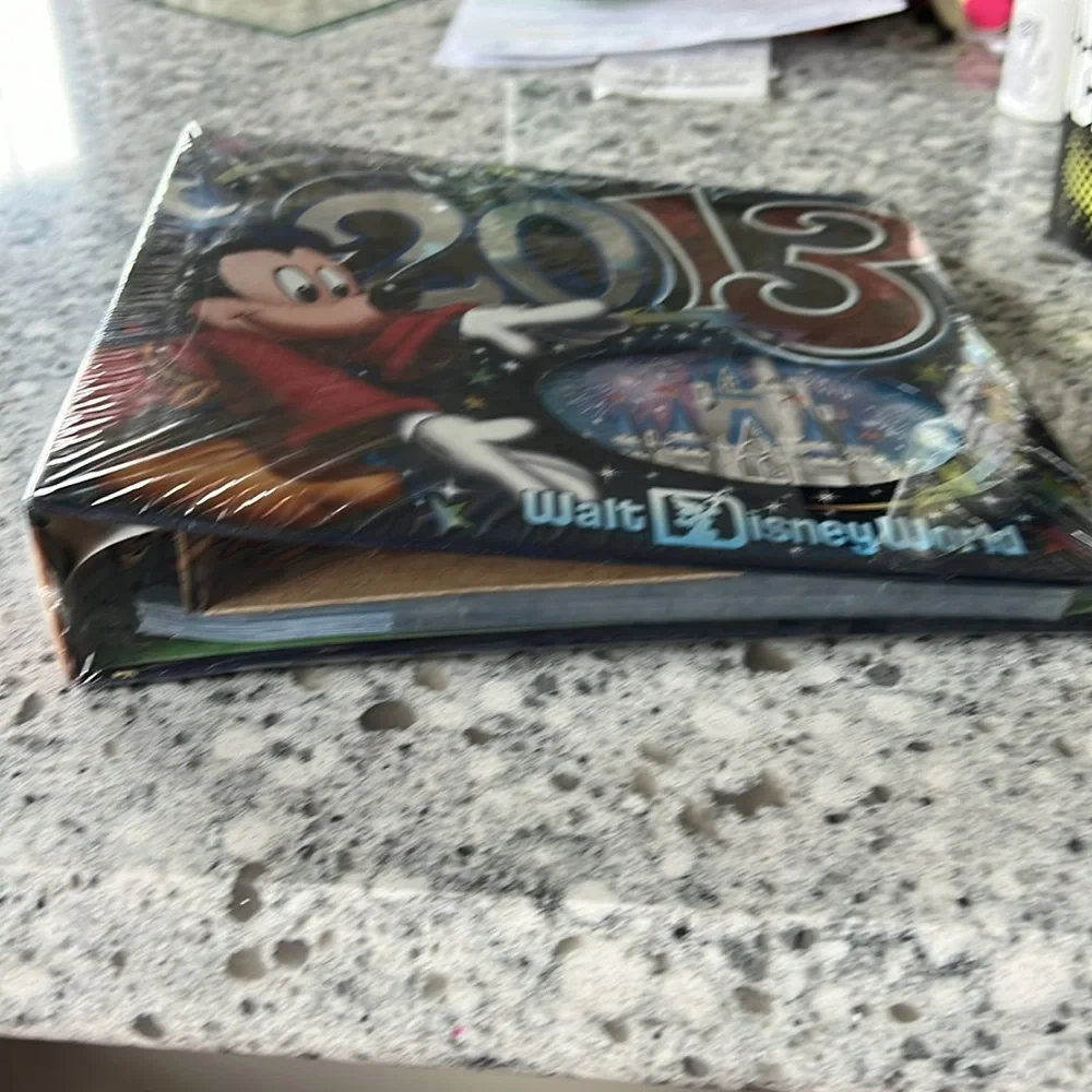 NWT! 2013 Disney photo album. 🐭